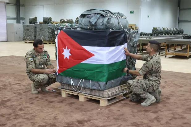 صورة أصدرها الجيش الأردني لمساعدات إنسانية يتم تجهيزها لإسقاطها جواً من طائرات عسكرية فوق قطاع غزة 2 سبتمبر (أ.ف.ب)