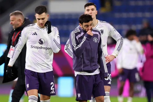 سيسكو يبدو محبطاً وإلى جانبه برونو فيرنانديز بعد التعادل الأخير أمام ليدز يونايتد (رويترز)