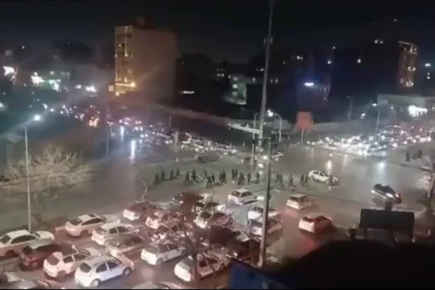 شرطة مكافحة الشغب تطارد محتجين في مشهد شمال شرقي إيران الخميس (تلغرام)