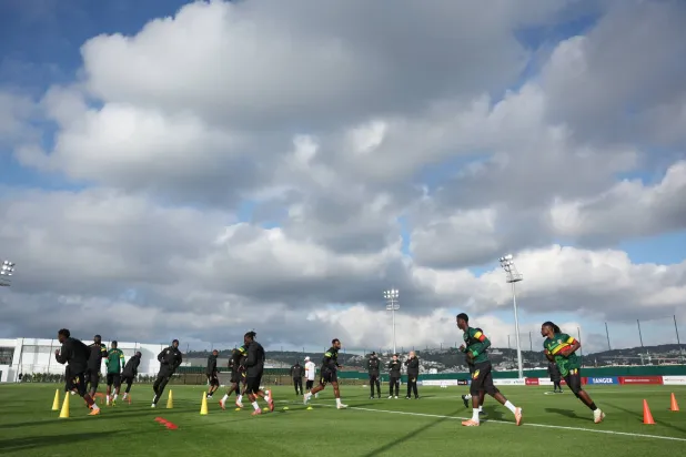 لاعبو مالي خلال تدريباتهم الأخيرة استعداداً لملاقاة السنغال (رويترز)