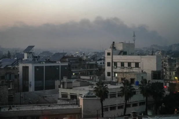 دخان كثيف يتصاعد من مناطق الاشتباكات بين الجيش السوري و«قسد» في حلب (إ.ب.أ)