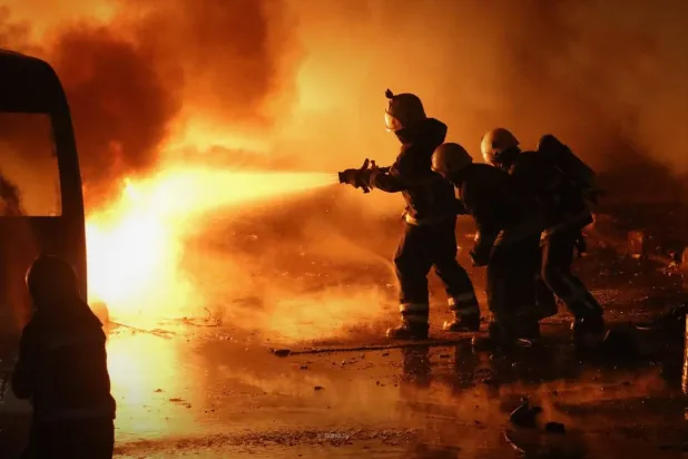 فرق الإطفاء السورية تعمل على إخماد حريق شب في شارع فيصل بين حيي الجميلية والسبيل بحلب جراء سقوط قذائف أطلقها تنظيم «قسد» (سانا) 