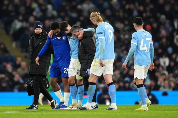 مانشستر سيتي بحاجة ماسة لتدعيم خط الدفاع  خاصةً في ظل إصابة غفارديول الأخيرة (د.ب.أ)