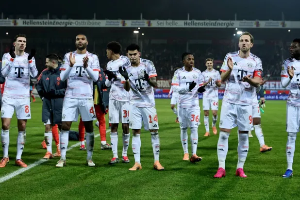 يتطلع بايرن ميونيخ إلى مواصلة مسيرته الخالية من الهزائم (إ.ب.أ)