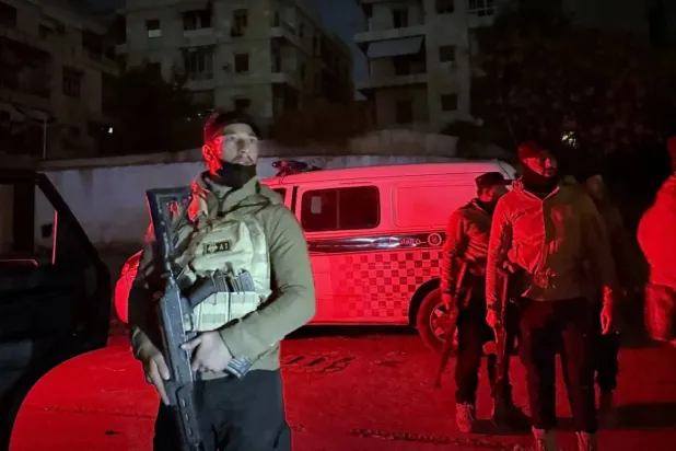 Suriye iç güvenlik güçleri ile “A1” birimine bağlı unsurlar, Halep’te Eşrefiye Mahallesi’ne girmeye hazırlanıyor (SANA)