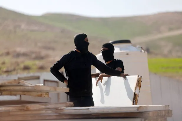 القوات الإسرائيلية تعتقل ثلاثة من المشتبه بهم بعد اقتحام عشرات المستوطنين الإسرائيليين منطقة قرب الضفة الغربية (رويترز)