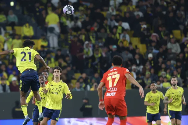 كومان يرتقي للكرة خلال مباراة فريقه أمام القادسية (تصوير: عبد العزيز النومان)