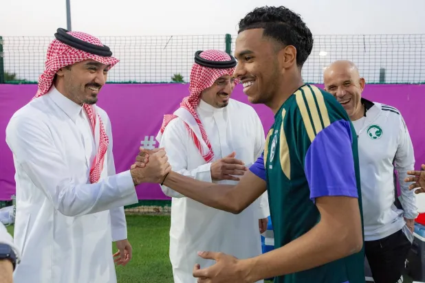 الأمير عبد العزيز بن تركي الفيصل يصافح اللاعب مصعب الجوير قبل انطلاق التدريبات (وزارة الرياضة)