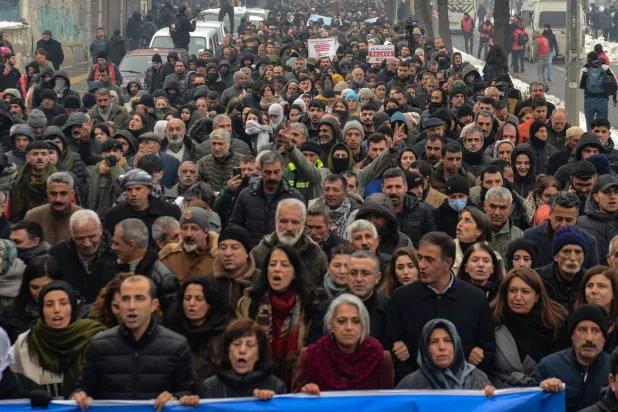 أكراد تركيا في مسيرة تضامنية مع قوات سوريا الديمقراطية في مدينة دياربكر جنوب شرق تركيا (ا.ف.ب)