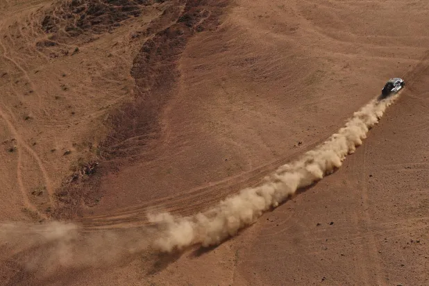 منافسات مثيرة شهدتها المرحلة الماراثونية في رالي داكار السعودية (رويترز)