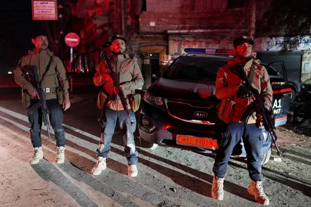 قوات الأمن التابعة لوزارة الداخلية السورية تتمركز في حي الأشرفية في حلب عقب معارك مع قوات «قسد»... 9 يناير 2026 (رويترز)