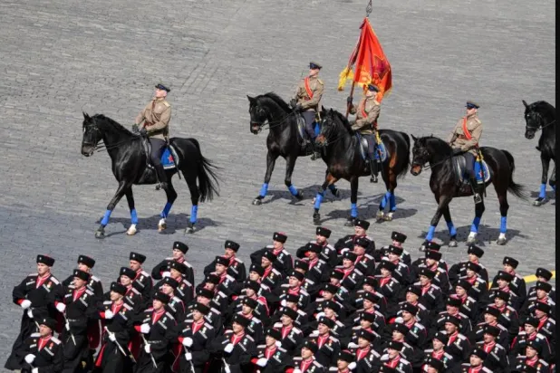 عدد متزايد من الوحدات الروسية يقوم بإرسال سلاح الفرسان إلى خط المواجهة في شرق أوكرانيا (رويترز)