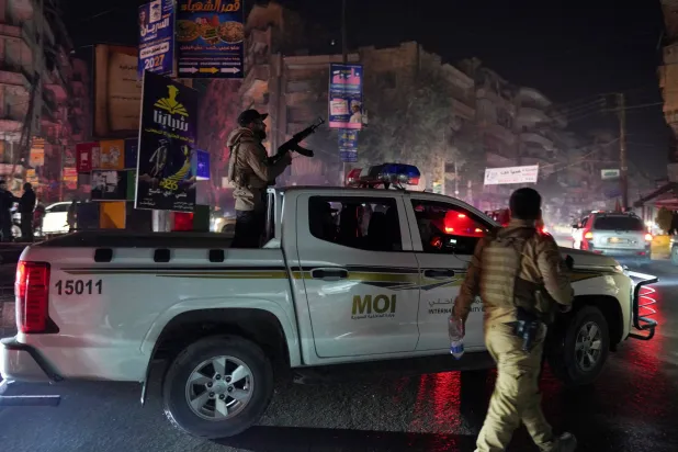 قوات الأمن التابعة لوزارة الداخلية تجري دوريات في حي الأشرفية الذي سيطرت عليه عقب معارك مع «قوات سوريا الديمقراطية»... حلب 9 يناير 2026 (رويترز)