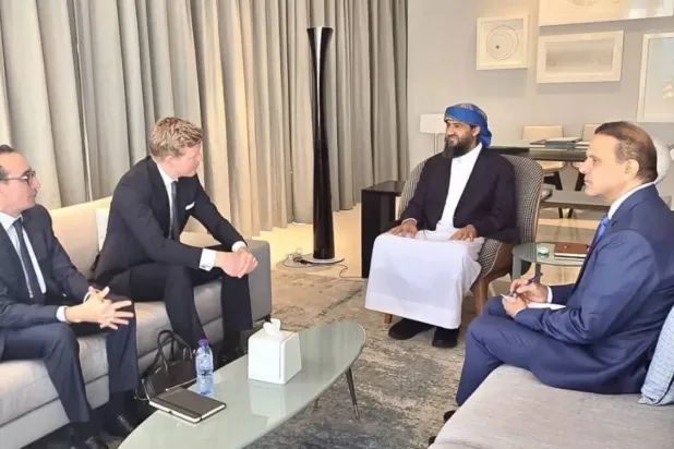 Vice President of Yemen's Presidential Leadership Council Abdul Rahman Al-Mahrami and United Nations Special Envoy for Yemen Hans Grundberg meet in Riyadh. (State media)