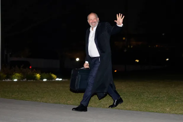 وزير التجارة الأميركي هوارد لوتنيك يلوح بيده لدى وصوله إلى البيت الأبيض، 4 يناير 2026 (إ ب أ)
