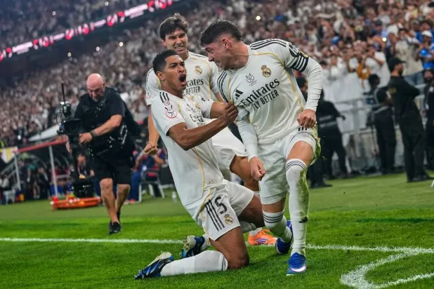 Real Madrid's Federico Valverde, right, is congratulated by Real Madrid's Jude Bellingham after scoring the opening goal during the Spanish Super Cup semifinal soccer match against Atletico Madrid at King Abdullah Sports City Stadium in Jeddah, Saudi Arabia, Thursday, Jan. 8, 2026. (AP)