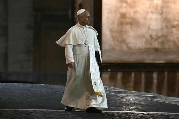 البابا ليو الرابع عشر يغادر الفاتيكان ويتوجه إلى مقر إقامته بعد اجتماع دام يومين مع الكرادلة يوم 8 يناير 2026 (أ.ف.ب)