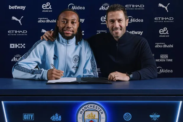 جانب من توقيع سيمنيو عقد انتقاله للسيتي (مانشستر سيتي)