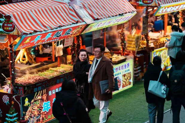 عربات لبيع الطعام في إحدى الأسواق الشعبية بمدينة شنغهاي الصينية (إ.ب.أ)