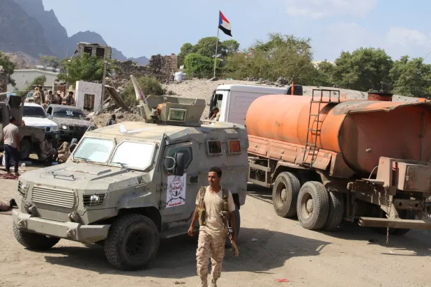 جندي يمني يسير خارج ثكنة عسكرية في عدن الخميس (رويترز)