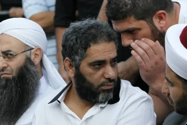 أحمد الأسير والفنان اللبناني فضل شاكر يشاركان في احتجاج ببيروت عام 2013 (أرشيفية - رويترز)