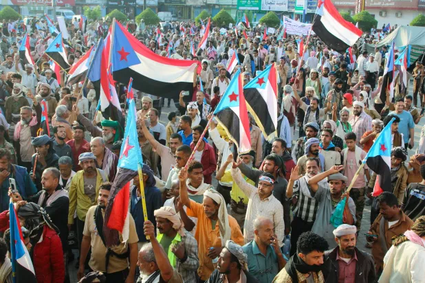 حلّ «الانتقالي» يمهّد لتسويات هادئة في جنوب اليمن