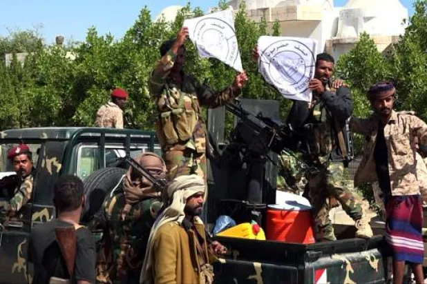 أفراد تابعون لحلف قبائل حضرموت في مدينة المكلا بعد خروج قوات «الانتقالي» منها (غيتي)