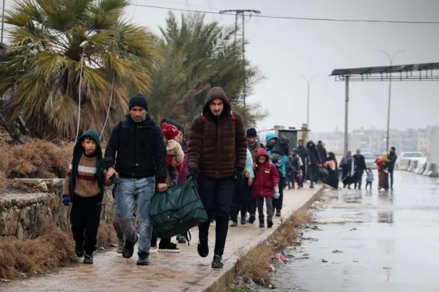 خروج الأهالي من حي الشيخ مقصود في مدينة حلب عبر ممر إنساني (سانا)