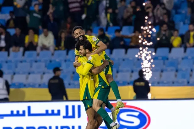 لاعبو الخليج يحتفلون بأحد أهدافهم في المباراة (تصوير: عيسى الدبيسي)