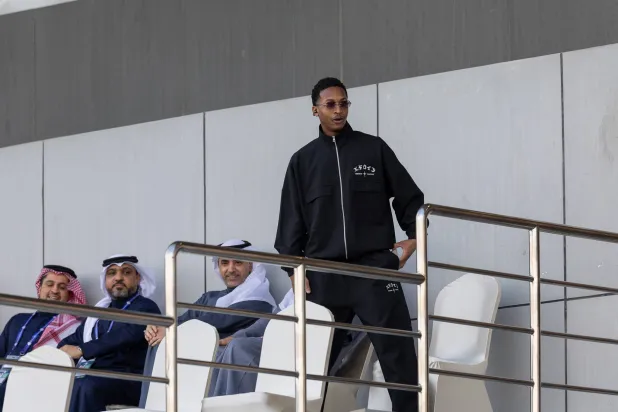 مراد هوساوي تابع مباراة فريقه أمام ضمك من المدرجات (تصوير: عيسى الدبيسي)