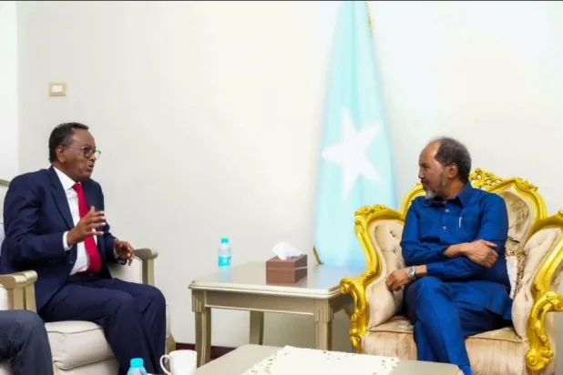 الرئيس الصومالي خلال استقبال رئيس الوزراء الأسبق عبدي فارح شيردون في أبريل الماضي (وكالة الأنباء الصومالية)