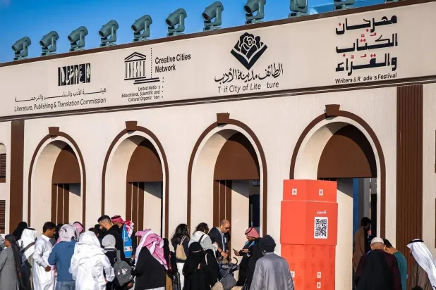 يحتفي المهرجان بالكُتّاب والقُرّاء بأسلوب معاصر يجمع بين عبق التاريخ وروح الثقافة الحديثة (واس)