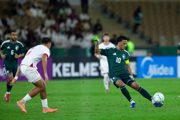 الجوير يسدّد الكرة نحو المرمى الأردني (الشرق الأوسط)