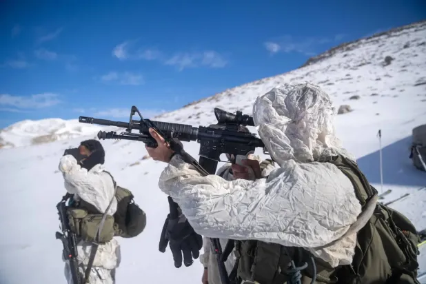 İsrail ordusunun “Alpler” birimi, Suriye'nin Hermon Dağı'nda eğitim tatbikatında (İsrail ordusu)