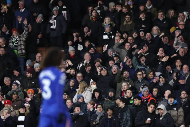 زجاجة المياه لم يعرف مصدرها بعد إن كان من المدرجات أو أرضية الملعب (رويترز)