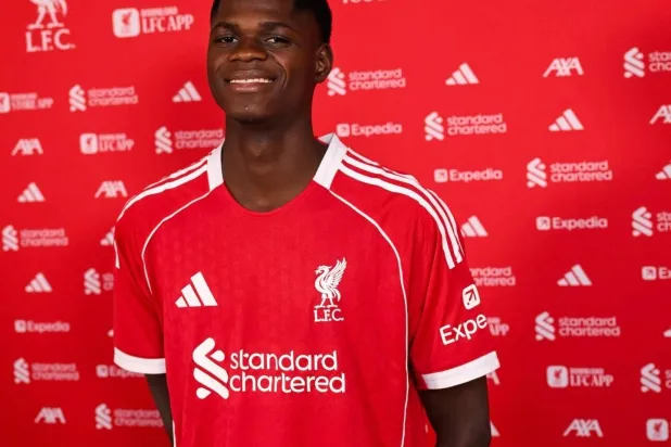 ندياي بقميص ليفربول بعد التوقيع (موقع النادي)