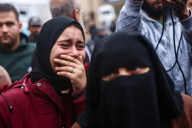 فلسطينيات يبكين أقاربهن الذين قتلوا في غارات إسرائيلية على قطاع غزة (أ.ف.ب)