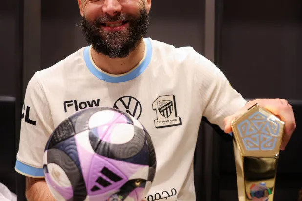 بنزيمة مع كرة الهاتريك وجائزة أفضل لاعب في المباراة (نادي الاتحاد)