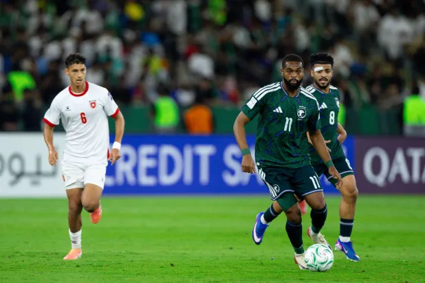 ثامر الخيبري لاعب الأخضر الأولمبي في محاولة أمام المرمى الأردني (المنتخب السعودي)