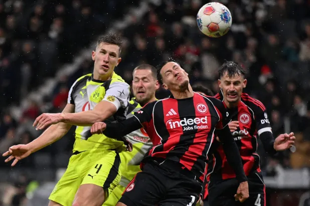 من المواجهة التي فرانكفورت وضيفه بوروسيا دورتموند (أ.ف.ب)