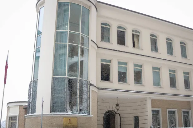 مبنى سفارة قطر المتضرر جراء قصف على كييف الجمعة (رويترز)