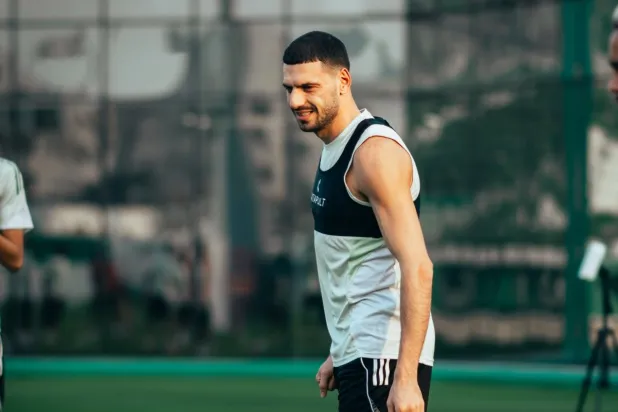 التركي ديميرال مدافع الأهلي خلال التدريبات الأخيرة (موقع النادي)