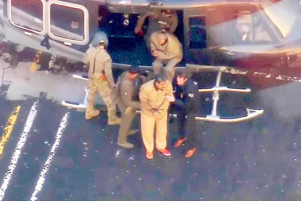 الرئيس الفنزويلي على الأرض الأميركية بعد اختطافه (أ ب)