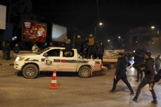 Suriye hükümet güçleri, kuzeydeki Halep kentinin tartışmalı bölgesinde Kürt savaşçılardan Eşrefiye mahallesinin kontrolünü ele geçirdikten sonra sokaklarda devriye geziyor (AP)