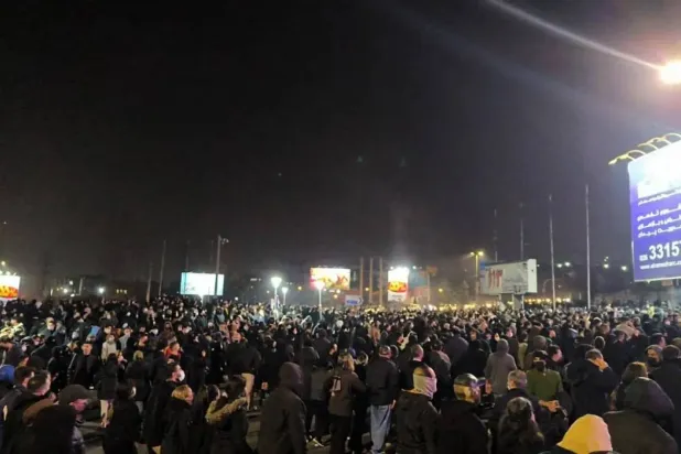 Crowds of Iranian protesters gather in Taleghani Square in Karaj, west of Tehran. (Telegram)  