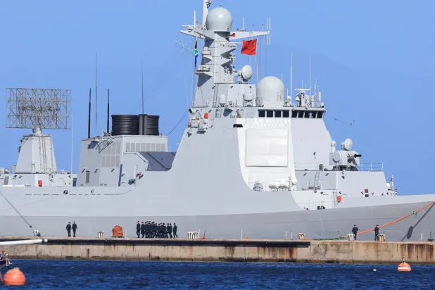Güney Afrika ve Çin bayrakları, bu hafta Güney Afrika karasularında Çin, Rusya ve İran'ın da dahil olduğu BRICS Plus ülkeleri tarafından gerçekleştirilecek ortak deniz tatbikatı öncesinde Simons Town deniz üssünde bir gemide dalgalanıyor- Cape Town (Reuters)