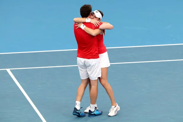 بليندا بنتشيتش تحتفل مع زميلها ياكوب بول بالفوز على بلجيكا (أ.ف.ب)