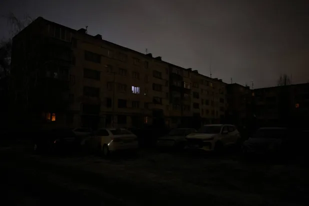  A residential building and cars during a power blackout, that according to local authorities was caused by a recent Ukrainian missile attack targeting the regional energy system, amid the Russia-Ukraine military conflict in Belgorod, Russia, January 9, 2026. (Reuters)