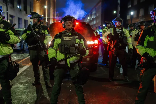 عشرات من ضباط شرطة مينيسوتا المسلحين يظهرون خلال احتجاج خارج أحد الفنادق التي يُعتقد أن عملاء إدارة الهجرة والجمارك (ICE) يقيمون فيها في مدينة مينيابوليس الأميركية (إ.ب.أ)