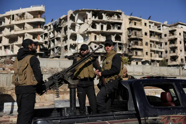 جنود سوريون يتجولون في حي الشيخ مقصود في حلب خلال العملية العسكرية ضد «قسد» (رويترز)